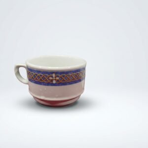 Baltas keramikinis puodelis 190 ml su mėlyna ir ruda pynės stiliaus juosta, stovintis ant balto fono.