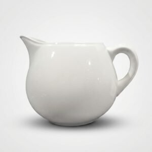 Apvalios formos, blizgus baltas 1575 ml ąsotis su rankena ir snapeliu, stovintis ant šviesiai pilko paviršiaus.