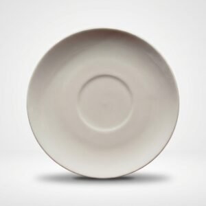 Klasikinė apvali balta lėkštutė 17 cm skersmens, su įduba puodeliui, nufotografuota iš priekio baltame fone.