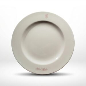 Klasikinio dizaino „Hotel Baltic“ balta lėkštė su rausvu užrašu ir logotipu, nufotografuota iš priekio baltame fone.