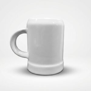 Baltas, blizgus 420 ml keraminis puodelis-bokalas su rankena, stovintis ant balto paviršiaus.