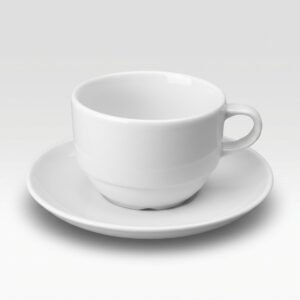 Baltas keramikinis puodelio ir lėkštutės komplektas, nufotografuotas ant šviesaus vienspalvio fono.