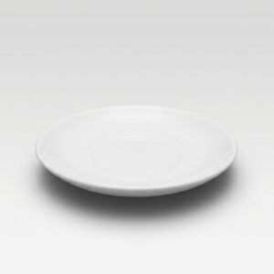 Klasikinio dizaino balta lėkštutė 12 cm skersmens, nufotografuota ant lygaus balto fono iš šono.