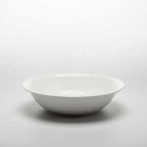 Klasikinio dizaino balta gili lėkštė 18 cm, nufotografuota ant šviesaus vienspalvio fono, paruošta naudojimui.