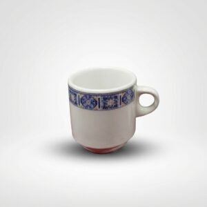 Baltas keramikinis puodelis 100 ml su mėlyna ornamentuota juostele ties viršutine dalimi.