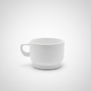 Baltas keraminis puodelis su rankenėle, nufotografuotas baltame fone. Tai yra universalus baltas puodelis 240 ml talpos.