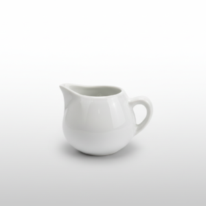 Baltas keramikinis pieno ąsotėlis 100 ml, stovintis ant balto paviršiaus, skirtas pienui ar grietinėlei serviruoti.