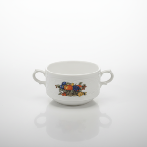 Baltas keramikinis sriubos puodelis 295 ml su dvejomis ąselėmis ir vaisių krepšelio iliustracija, nufotografuotas ant balto fono.