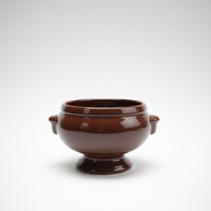 Ruda, blizgi keraminė sriubos dubenėlė 450 ml su rankenėlėmis, stovinti ant pėdelės, nufotografuota baltame fone.