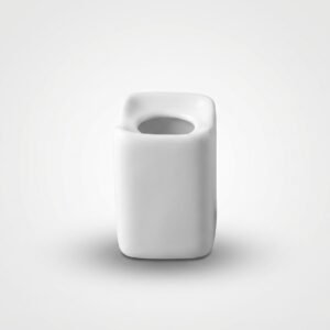 Maža balta keraminė mini vaza / žvakidė, stovinti ant šviesiai pilko fono ir tinkanti kaip namų dekoro elementas.