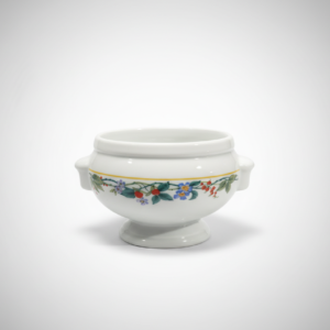 Balta keraminė sriubinė 9 cm su gėlių ir uogų raštu bei dvejomis ąselėmis, nufotografuota baltame fone.