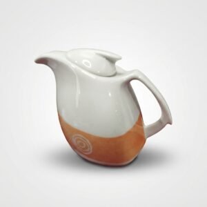 Baltas ir oranžinis keraminis grietinėlės ąsotėlis 335 ml su dangteliu ir patogia rankenėle, nufotografuotas ant šviesaus fono.