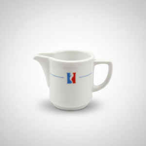 Baltos spalvos porcelianinis grietinėlės ąsotėlis 115 ml su nedidele rankenėle ir logotipu šone.