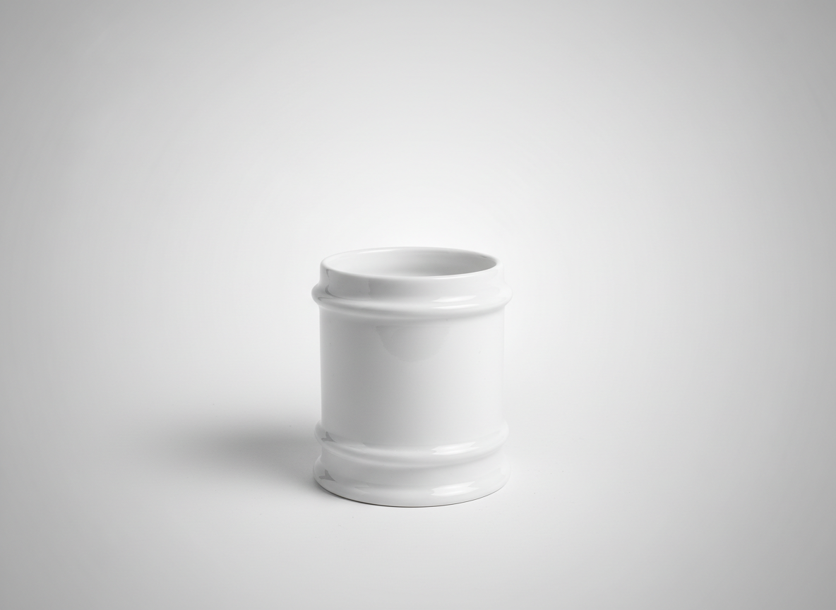 Blizgi balta 235 ml keraminė talpa be rankenėlės, nufotografuota ant šviesaus fonio iš priekio.