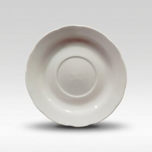 Klasikinio stiliaus balta lėkštutė 17 cm banguotais kraštais, nufotografuota iš priekio baltame fone.