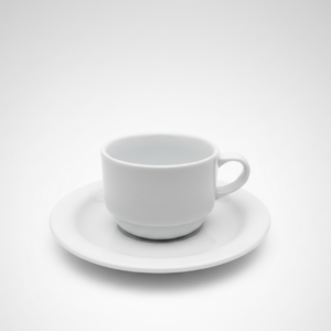 Baltos spalvos minimalistinio dizaino puodelio ir lėkštės komplektas, nufotografuotas ant vienspalvio šviesaus fono.