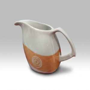 Baltas keraminis grietinėlės ąsotėlis 190 ml, papuoštas oranžine juosta su spiralės raštu, nufotografuotas ant šviesaus fono.