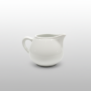 Baltos spalvos porcelianinis, klasikinis baltas grietinėlės ąsotėlis 205 ml talpos, su rankenėle, pastatytas ant šviesaus paviršiaus.
