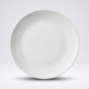 Klasikinio dizaino balta lėkštė 27 cm su rantuotu kraštu, nufotografuota iš viršaus baltame fone.