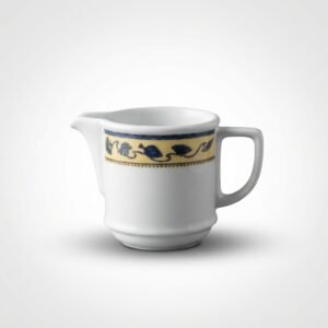 Balta keraminė grietinėlės ąsotėlė 210 ml su geltona ir mėlyna ornamentų juostele, nufotografuota iš priekio baltame fone.