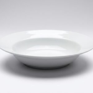 Klasikinio dizaino balta gili lėkštė 22 cm, nufotografuota ant balto fono, tinkama sriubai ar pastai.