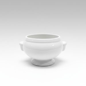 Baltas sriubos dubenėlis 500 ml talpos su dvejomis ąselėmis, pastatytas ant kojelės ir nufotografuotas baltame fone iš priekio.