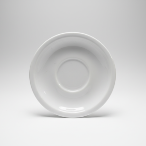 Iš viršaus nufotografuota blizgi, apvali balta lėkštutė 13 cm skersmens, skirta puodeliui, ant neutralaus fono.