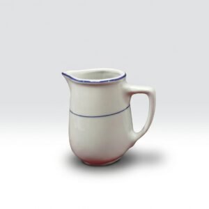 Baltas keraminis pieno ąsotėlis 175 ml su siaura mėlyna linija, nufotografuotas iš priekio baltame fone.