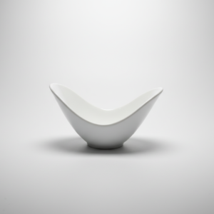 Elegantiška balta keramikinė dubenėlio formos lėkštelė, nufotografuota iš šono ant vienspalvio šviesaus fono.