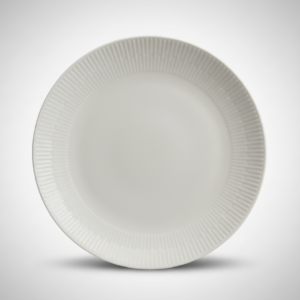 Klasikinio dizaino apvali balta lėkštė 27 cm su subtiliu reljefiniu raštu kraštuose, nufotografuota iš viršaus.