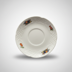 Balta porcelianinė desertinė lėkštutė 15,5 cm su reljefiniais raštais ir vaisių piešiniais, nufotografuota iš viršaus.