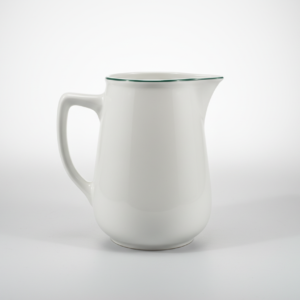 Baltas 900 ml ąsotis su rankena ir žaliu apvadu, nufotografuotas iš šono baltame fone.