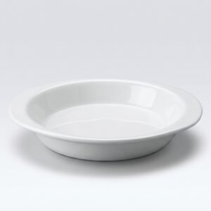 Universali, klasikinio dizaino balta lėkštė 19 cm skersmens, nufotografuota ant šviesaus vientiso fono.