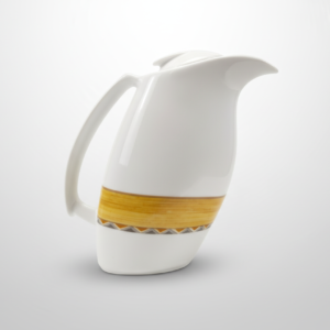 Elegantiškas baltas 935 ml ąsotis su plačia geltona juosta ir geometriniu raštu, nufotografuotas baltame fone.