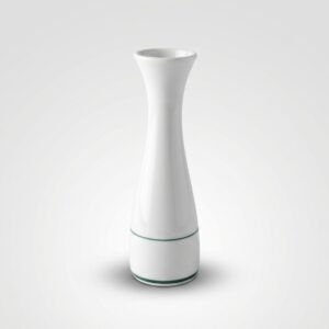 Elegantiška balta siaura vaza su dviem žaliomis juostelėmis apačioje, nufotografuota ant šviesaus fono.