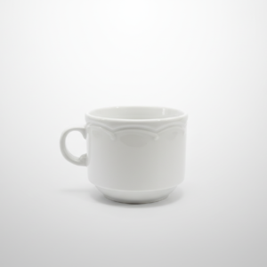 Baltas keraminis puodelis su reljefiniu raštu, nufotografuotas iš šono. Tai yra elegantiškas balta puodelis 230 ml talpos.