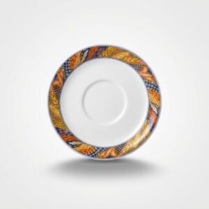 Balto porceliano lėkštutė 12,5 cm su plačiu, spalvingu ornamentuotu kraštu, nufotografuota ant šviesaus fono.