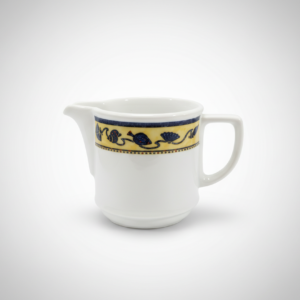 Iš priekio nufotografuotas baltas porcelianinis grietinėlės ąsotėlis 210 ml su spalvota ornamentų juosta.