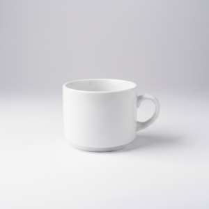 Klasikinio dizaino baltas puodelis 180 ml su nedidele ąsele, pastatytas ant neutralaus šviesiai pilko fono.
