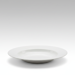 Klasikinio dizaino balta gili lėkštė 23 cm su plačiu kraštu, nufotografuota ant balto paviršiaus su šviesiu fonu.