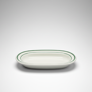 Balta stačiakampė lėkštelė 16x8 cm su dviguba žalia linija aplink kraštą, nufotografuota ant šviesiai pilko fono.