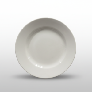 Klasikinio dizaino, apvalus, baltas gylus lėkštė 20 cm skersmens, nufotografuotas iš viršaus baltame fone.