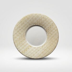 Smėlio spalvos lėkštė R16 cm su plačiu, pinto rašto apvadu ir baltu viduriu, nufotografuota iš priekio baltame fone.