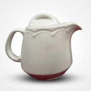 Elegantiška balta keraminė arbatinukė 540 ml su dangteliu ir išlenkta rankenėle, nufotografuota iš šono ant balto fono.