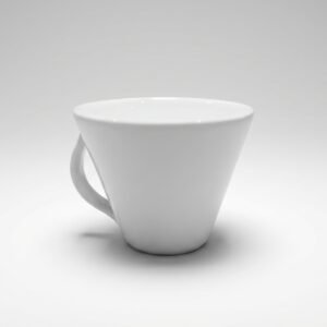 Kūgio formos baltas puodelis 215 ml su nedidele rankenėle, nufotografuotas ant neutralaus šviesaus fono.