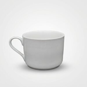 Klasikinės formos baltas puodelis 190 ml su patogia ąsele, nufotografuotas ant vienspalvio šviesaus fono.