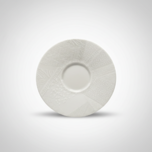 Iš viršaus nufotografuota balta lėkštutė 13,5 cm su reljefiniais raštais, skirta puodeliui pastatyti ant lygaus įdubimo centre.