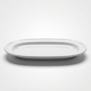 Baltame fone nufotografuotas blizgus ovalus baltas padėklas 21 cm, skirtas elegantiškam maisto serviravimui.