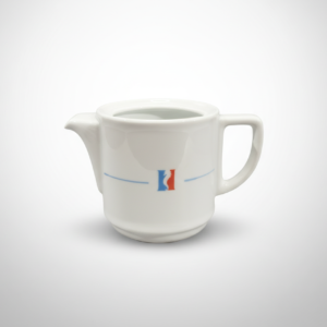 Baltas porcelianinis pieno ąsotėlis 300 ml su mėlynos ir raudonos spalvos logotipu, stovintis ant balto fono.