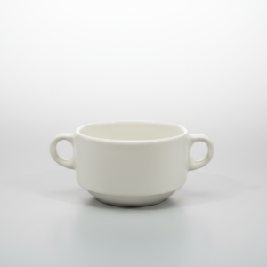 Tuščia balta sriubos dubenėlė 265 ml su dvejomis ąselėmis, stovinti ant šviesiai pilko paviršiaus baltame fone.